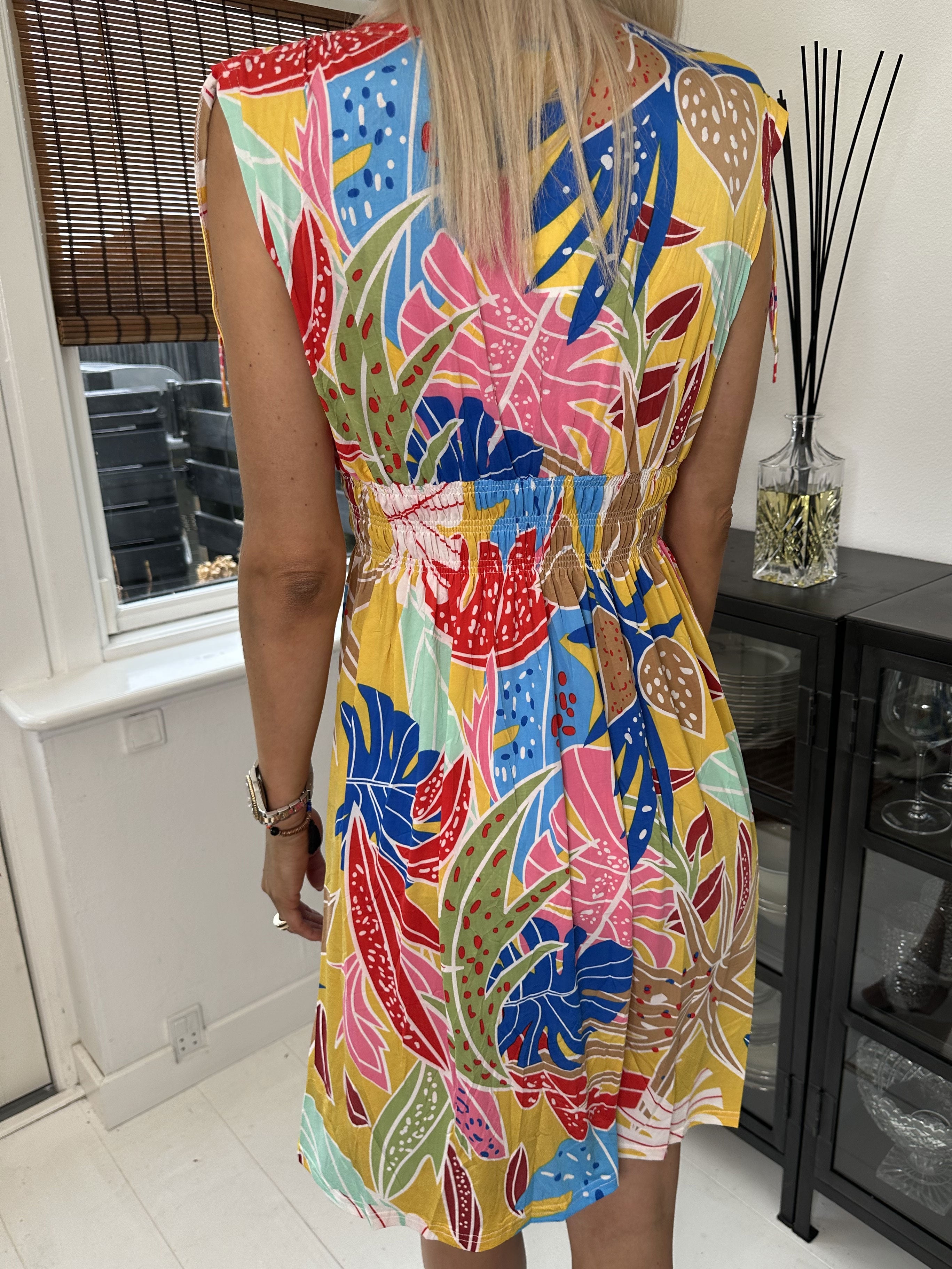 Pams Multi Short - Kort elastisk kjole i krølfrit stof